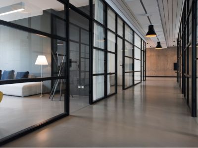 Flur mit modernen, verglasten Büros